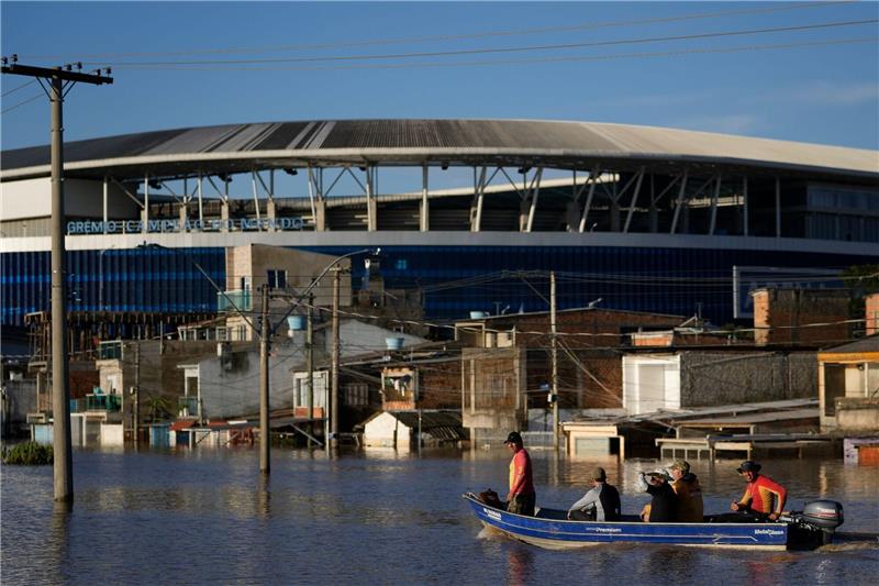 Zahl der Hochwasseropfer in Brasilien steigt auf über 100 Das Fußballstadion in Porto Alegre ist durch die schweren Regenfälle überflutet worden.
