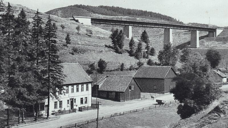 Geheimplan: Ausstellung zum 70. Umsiedlungstag in Schulenberg Das Gasthaus Tanneck nach dem Bau der Brücken.