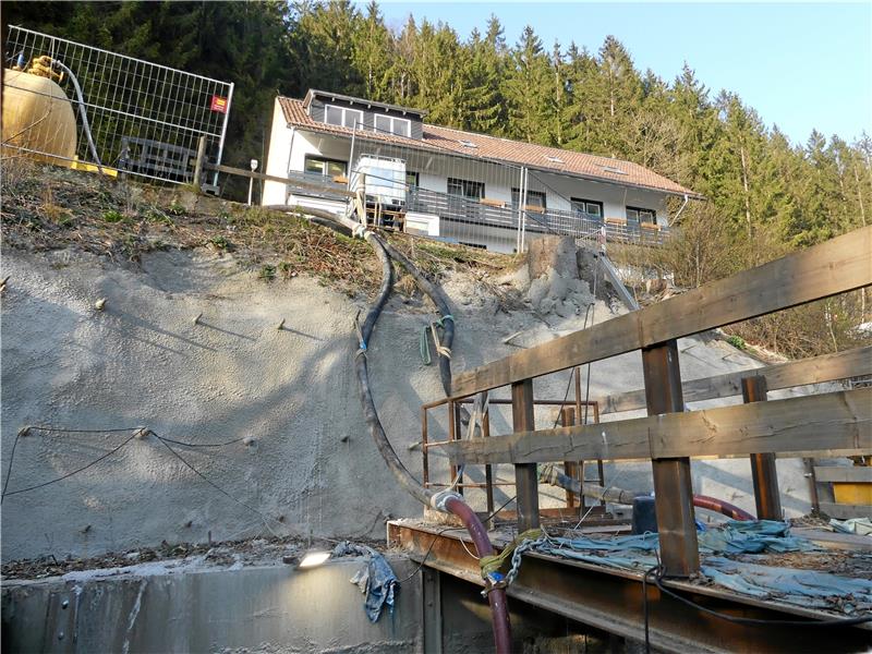 Investoren-Familie in Wildemann verzweifelt über das LBEG Das Gasthaus der Familie liegt unmittelbar der Baustelle gegenüber. Foto: GZ-Archiv