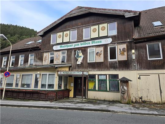 Das Gasthaus steht seit Jahren leer und verkommt immer mehr. Die Einwohner wollen das nicht mehr hinnehmen. Foto: Weiss