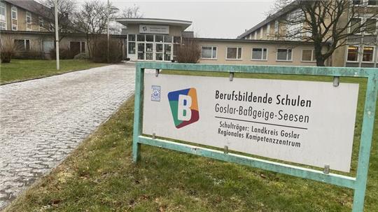 Das Gebäude der BBS in Seesen muss für mehrere Millionen Euro saniert werden. Vom Landkreis wird ein Umzug nach Goslar empfohlen.