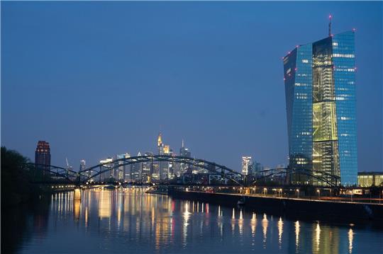 Das Gebäude der Europäischen Zentralbank in Frankfurt/Main. Nach dem jüngsten Zinsentscheid der US-Notenbank gerät die EZB unter Druck.