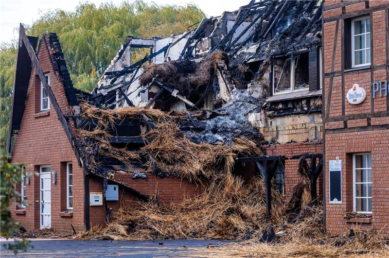 Feuerwehrmann nach Brand in Flüchtlingsunterkunft verhaftet Das Gebäude, in dem Flüchtlinge aus der Ukraine untergebracht waren, ist in der Nacht vom 19. zum 20.10.2022 komplett abgebrannt.