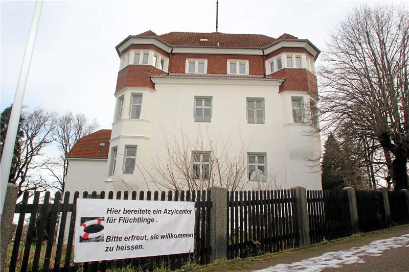 Das Gebäude in der Burgstraße steht seit Jahren leer. Nun hängt ein Schild mit dem Hinweis auf ein „Azylcenter“ am Zaun.  Foto: Nöhr