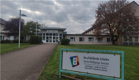 Das Gebäude und Grundstück soll verkauft werden. Gesucht wird ein Investor, der mindestens eine Million Euro bietet.