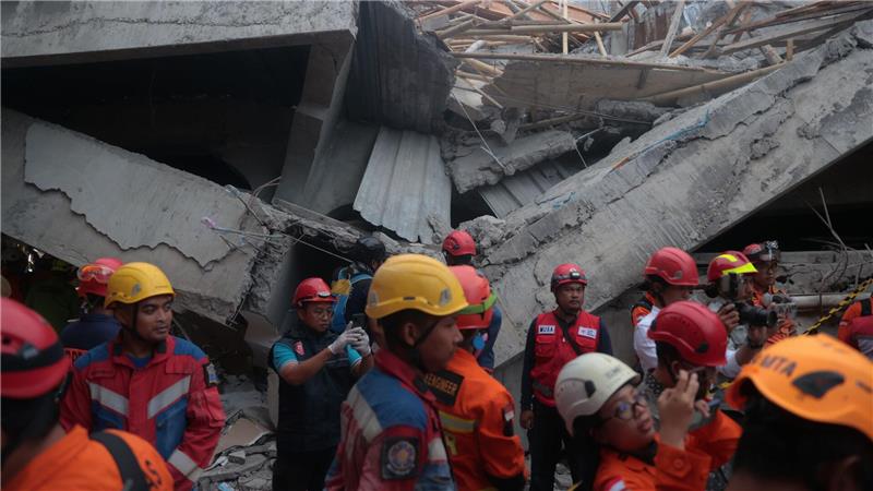 Zahl der Vermissten nach Schuleinsturz in Indonesien steigt Das Gebäude war innerhalb von Sekunden eingestürzt.