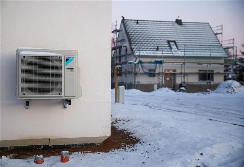 Neues Heizungsgesetz tritt in Kraft - was das bedeutet Das Gebäudeenergiegesetz sieht vor, dass von 2024 an jede neu eingebaute Heizung zu 65 Prozent mit Erneuerbaren Energien betrieben werden muss.