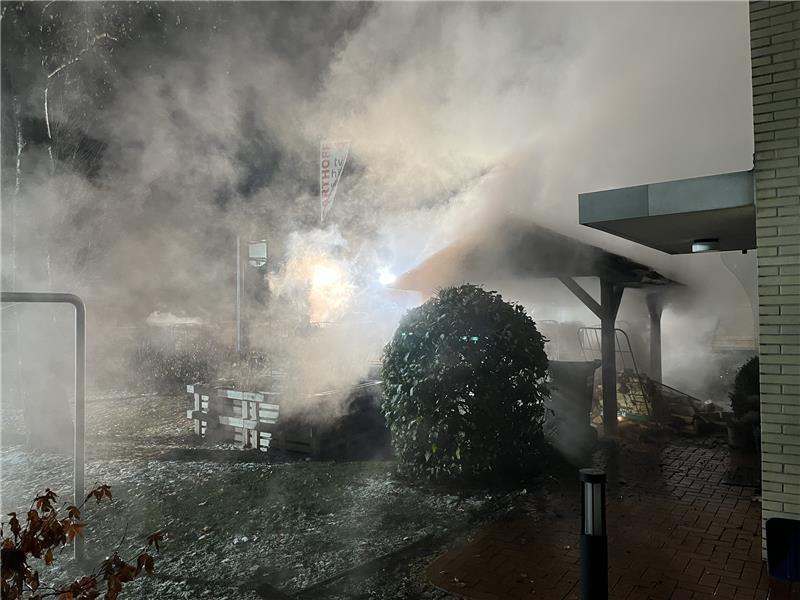 Feuer in Langelsheim: Holzunterstand steht in Flammen Das Gebiet um den Brandort war von Qualm übersäht. Foto: Feuerwehr Langelsheim