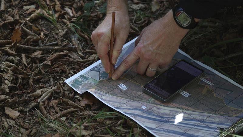 Das Gebiet wird systematisch von den Einsatzkräften erfasst.
