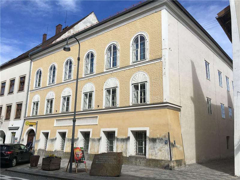 Kritik an Nutzung des Hitler-Hauses als Polizeiinspektion Das Geburtshaus von Adolf Hitler (1889-1945) in Braunau am Inn. Die geplante Nutzung von Hitlers Geburtshaus als Polizeiinspektion stößt nach dem Fund eines Zeitungs-Dokuments auf scharfe Kritik.