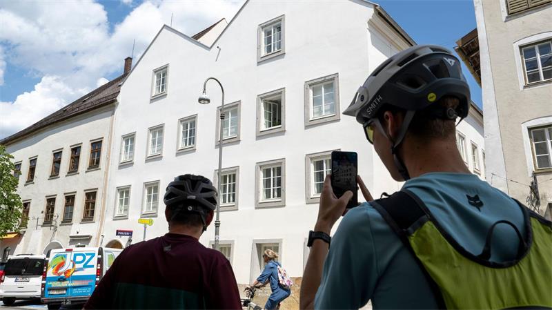 Hitlers Geburtshaus ist nun eine Polizeistation Das Geburtshaus von Adolf Hitler in Braunau am Inn ist Anziehungspunkt für Touristen und auch Mitglieder der rechtsextremen Szene.
