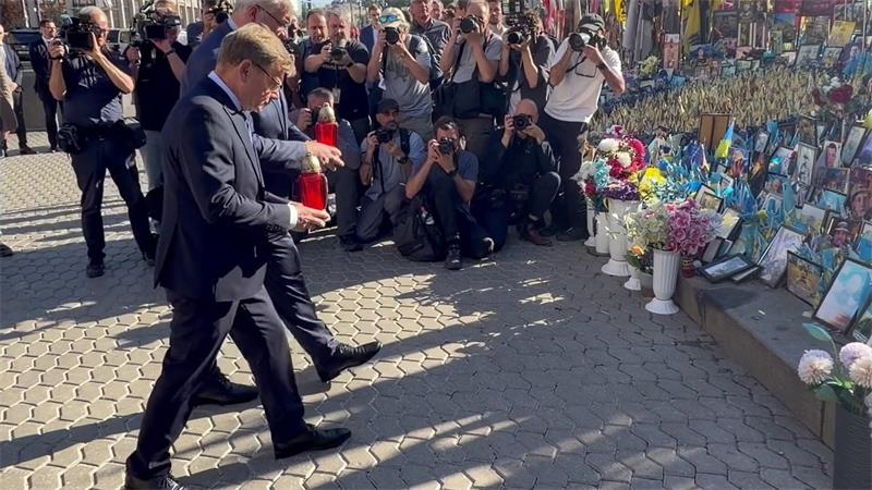 Raketen auf Kiewer Vorort während Wadephul-Besuch Das Gedenken an die Gefallenen auf dem Maidan-Platz stand ganz am Anfang des Besuchs.