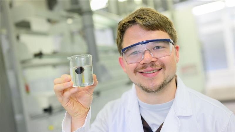 Wie Forscher die Plastikflut im Meer stoppen wollen Das Gel funktioniert wie ein Shuttle - sinkt auf den Meeresboden, nimmt Plastikpartikel auf und steigt wieder nach oben.