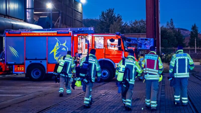 Bad Harzburger Feuerwehren löschen Brand auf dem Hüttengelände Das Gelände der Firma Harzer Zinkoxide ist Dienstagnacht Einsatzort der Feuerwehren.