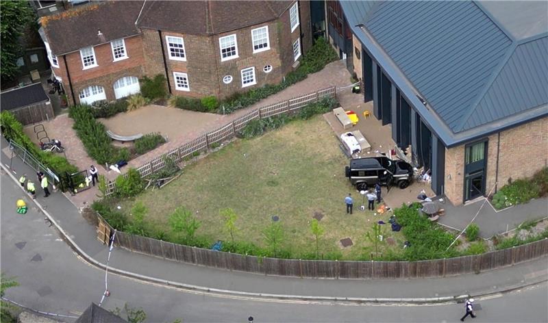 Das Gelände der Londoner Grundschule, nachdem ein Auto in das Gebäude gekracht ist.