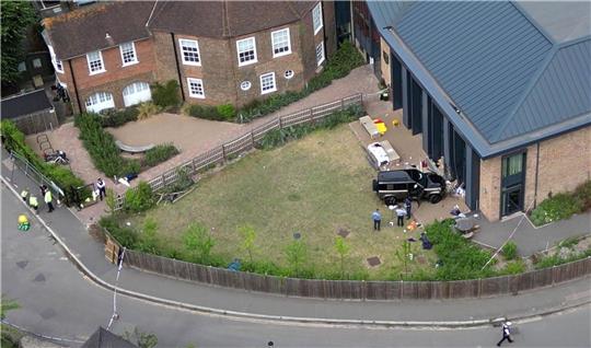 Das Gelände der Londoner Grundschule, nachdem ein Auto in das Gebäude gekracht ist.