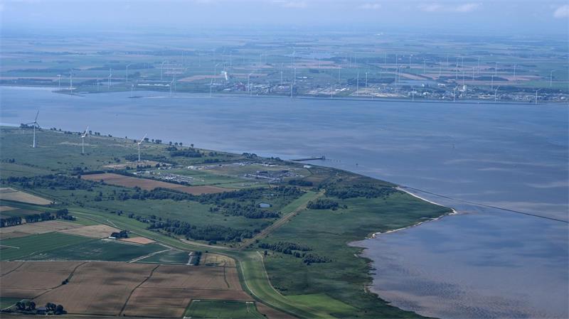 Ein neuer Marinehafen in Emden – Notwendigkeit oder Irrweg? Das Gelände für den neuen Militärhafen liegt an der Emsmündung. (Archivbild)