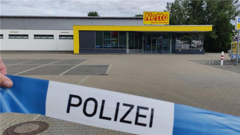 Versuchte Tötung: Transporter rast in Seesen auf Polizistinnen zu Das Gelände rund um den Netto-Markt in der Frankfurter Straße ist weiträumig abgesperrt. Der Markt ist geschlossen.