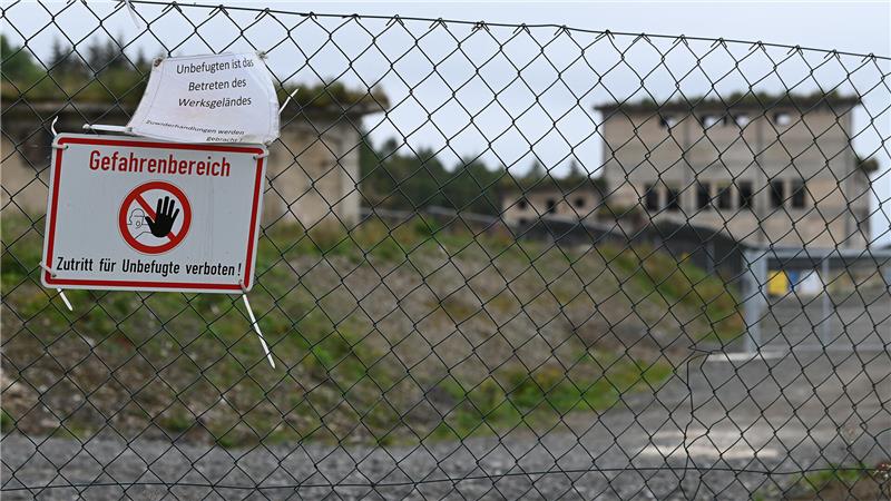 „Gefahrenbereich – Zutritt für Unbefugte verboten“, steht auf einem Schild an einem Zaun vor dem Gelände von Werk Tanne.