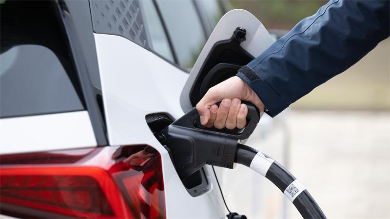 Das Geld für die Elektroauto-Förderung wird laut Bundesumweltminister Carsten Schneider (SPD) noch eine Weile reichen (Symbolbild).