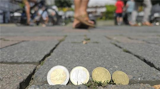 Das Geld liegt zwar nicht überall auf der Straße, zeigt in diesem Fall aber die voraussichtlich neue Höhe des Goslarer Gästebeitrags ab 2025 an.