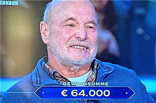 Das Geld nimmt er gern mit nach Hause: Der frühere Schulhausmeister Georg Malkowsky aus Bockenem gewinnt 64.000 Euro bei „Wer wird Millionär?“. Screenshot: RTL/Heine