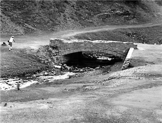 Das Gemälde soll diese Brücke in Mittelschulenberg zeigen. Das Foto ist aus dem Jahr 1976. Foto: Ahrens-Archiv