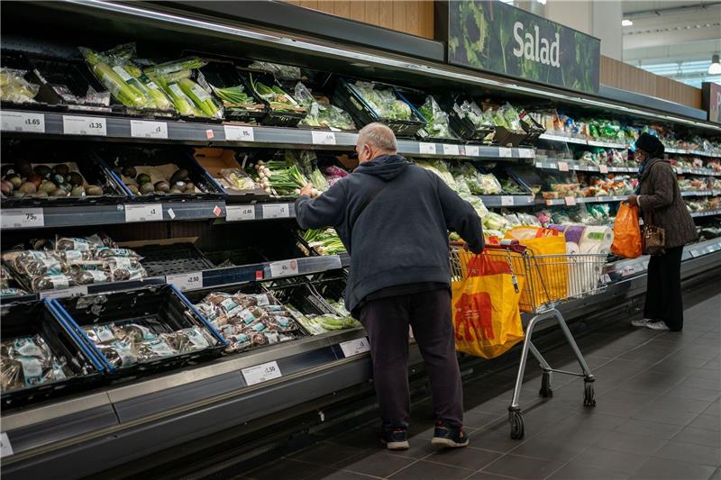 Bank of England warnt vor Jahrhundertrezession Das Gemüseregal in einem Londoner Supermarkt.