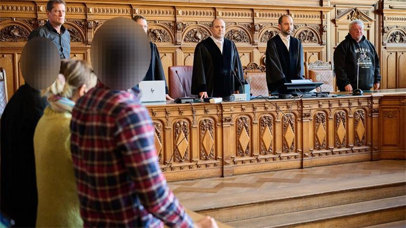 Das Gericht hat die beiden Angeklagten zu langen Haftstrafen verurteilt.