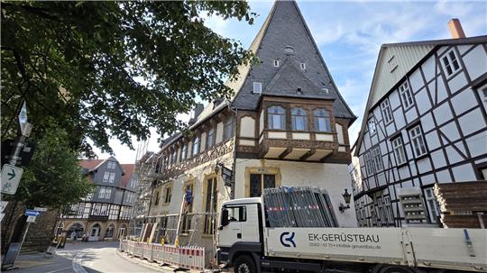 Das Gerüst am Hotel „Brusttuch“ wird wieder abgebaut.
