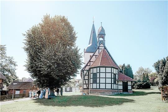 Das Gerüst ist weg und der Kirchturm saniert: Beim Adventsmarkt am 3. Dezember werden Führungen zur Besichtigung angeboten. Foto: Privat