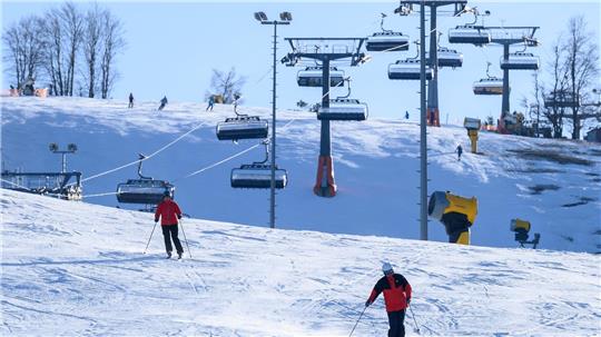 Das Geschäft mit Ski und Snowboards lahmt. 