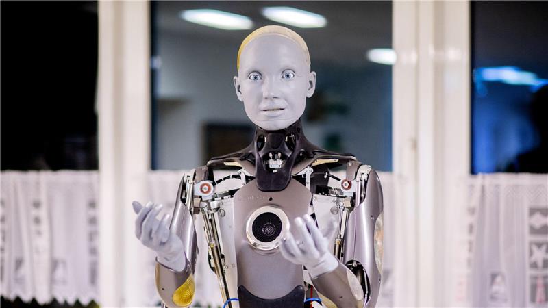 Das Gesicht des humanoiden Roboters ähnelt einem Menschen. 