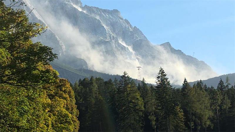 Stein und Staub: Großer Felssturz an der Zugspitze Das Gestein auf der Zugspitze wird vom Permafrost zusammengehalten. Taut dieser auf, fehlt der „Kleber“.