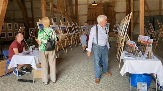 Das Gestüt – hier zu sehen die Ausstellung von Fotograf Martin Wurzbacher (links) – lockt die meisten Besucher an.
