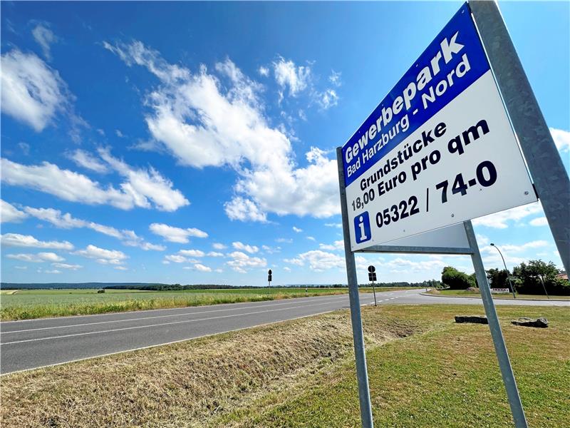Wie gehören Gewerbegebiet und Energiepark zusammen? Das Gewerbegebiet Nord soll über die K 46 hinaus erweitert werden (die Fläche ist links im Bild zu sehen). Darüber gab es in den vergangenen Wochen ein Tauziehen zwischen den Grundeigentümern wegen des zu errichtenden Regenrückhaltebeckens. Nun ist man sich handelseinig geworden. Foto: Schlegel