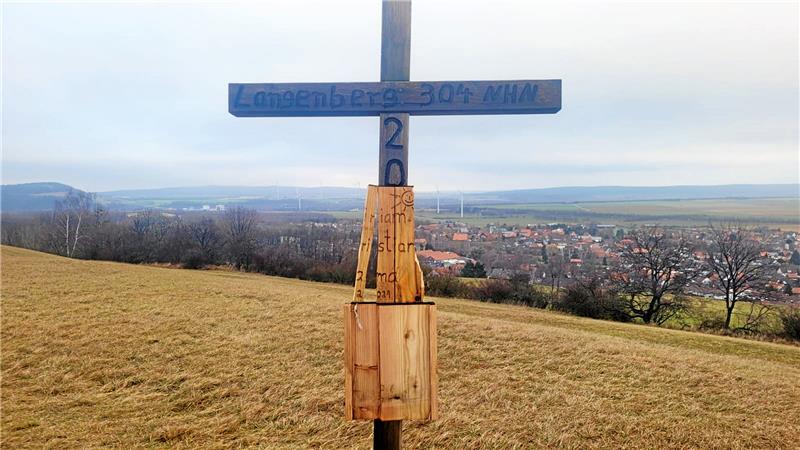 Das Geheimnis des Harlingeröder Gipfelkreuzes Das Gipfelkreuz auf dem Langenberg - nun ist geklärt, wo es herkommt. Fotos: Privat/GZ-Archiv