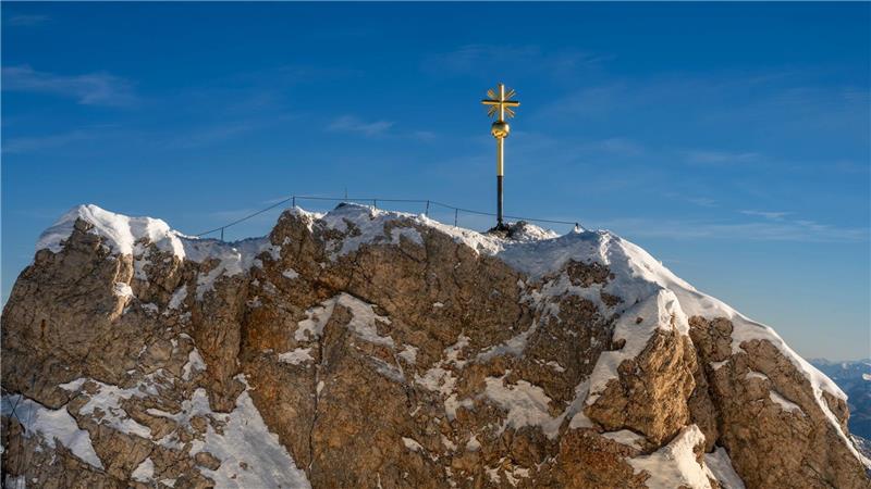 Das Gipfelkreuz auf der Zugspitze.