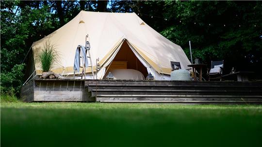 Das Glamping-Zelt auf dem Stimbekhof ist wie „ein Hotelzimmer in der Natur“, sagt Geschäftsführer Björn Bohlen. (Archivbild)