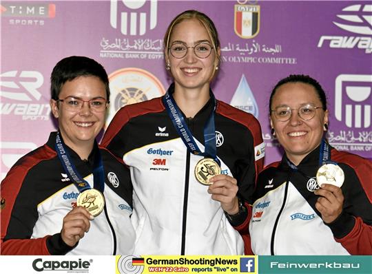Das Gold-Trio von Kairo: Lisa Müller, Anna Janßen und die Lochtumerin Jolyn Beer (v. li.) gewinnen den Teamtitel im Dreistellungskampf mit dem Kleinkalibergewehr. Foto: GermanShootingNews