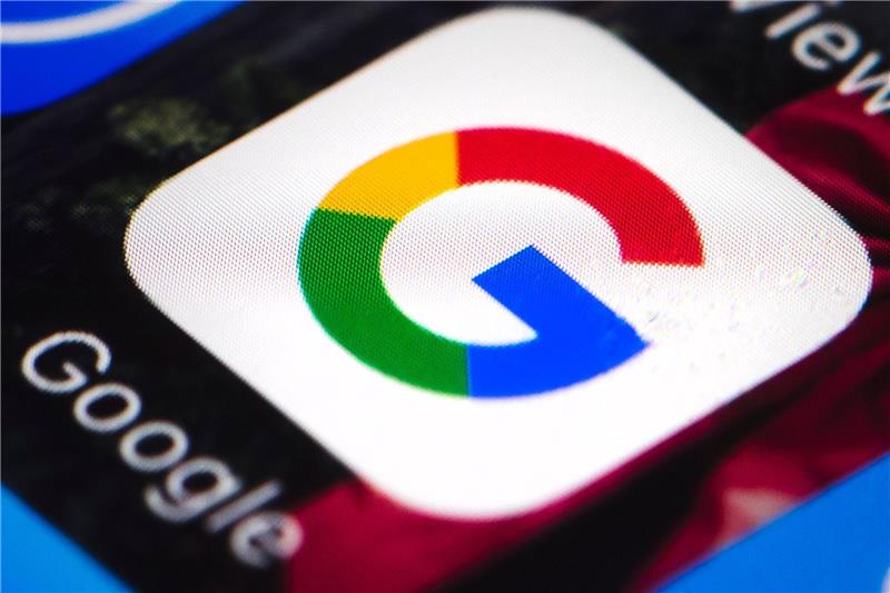 App-Store-Vergleich: Google will 700 Millionen Dollar zahlen Das Google-Logo auf einem Smartphone. Google will in den USA nach einem App-Store-Vergleich Millionen zahlen.