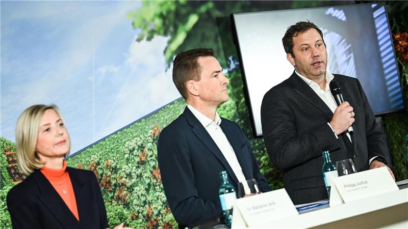 Das Google-Management hat im Beisein von Finanzminister Lars Klinbeil (r) die Pläne verkündet. 