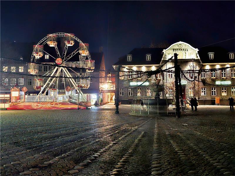 Riesenrad eröffnet neue Blickwinkel auf Weihnachtsmarkt Das Gose-Rad steht bereits auf dem Marktplatz, in den kommenden Tagen werden weitere Händler ihre Hütten aufbauen. Foto: Sowa