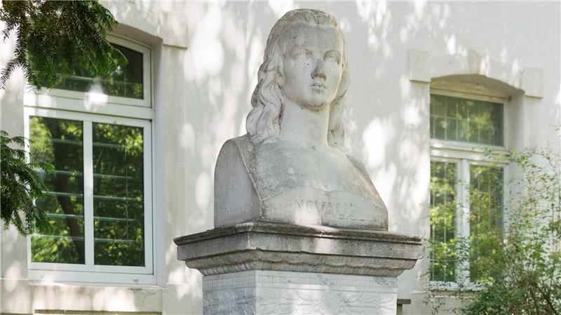 Das Grab von Friedrich von Hardenberg, genannt Novalis, in Weißenfels in Sachsen-Anhalt.