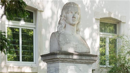 Das Grab von Friedrich von Hardenberg, genannt Novalis, in Weißenfels in Sachsen-Anhalt.