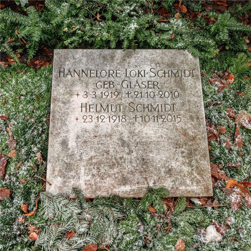 Grab von Helmut und Loki Schmidt mit Hakenkreuzen beschmiert Das Grab von Helmut und Hannelore Schmidt auf dem Friedhof in Hamburg-Ohlsdorf.