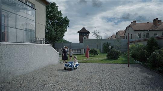 Das Grauen von Auschwitz hinter der Gartenmauer. Doch das Drama «The Zone Of Interest» spielt vor der Mauer.