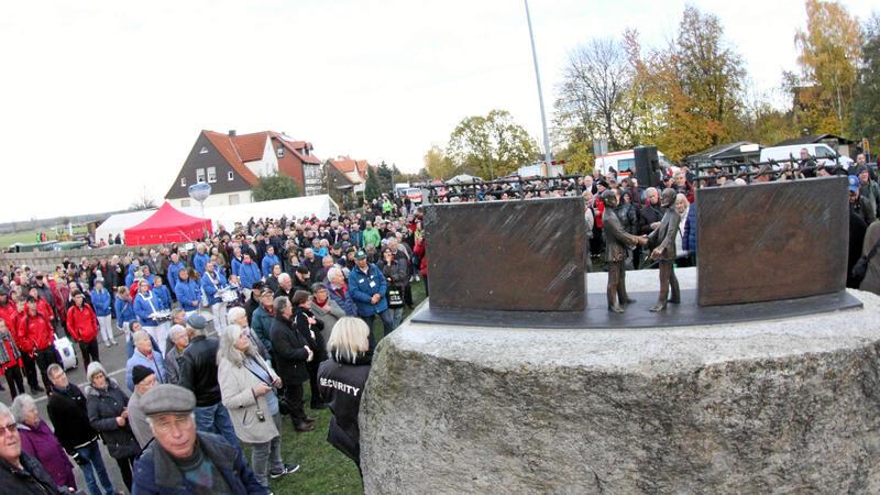 Eckertal: Menschen feiern den Tag, an dem der Eiserne Vorhang fiel Das Grenzdenkmal in Stapelburg ist mittlerweile zum Symbol der Grenzöffnung geworden.