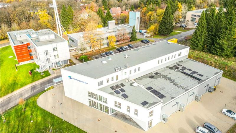 Eine Drohnenaufnahme von dem Gründungszentrum in Clausthal-Zellerfeld. Zu sehen sind das Gebäude und der angrenzende Parkplatz von oben.