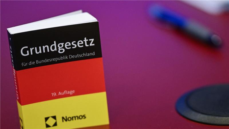 Das Grundgesetz in Miniatur-Ausgabe steht bei der Pressekonferenz zur AfD auf einem Tisch. 
